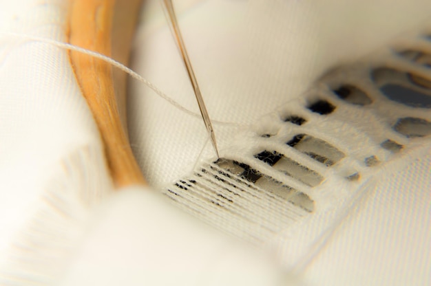 Detaliu de broderie cu fire pastel